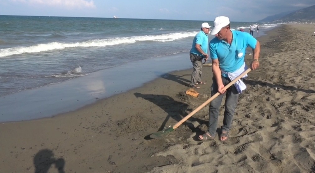 Samandağ Sahilinde petrol temizliği sabahım ilk ışıklarıyla başladı
